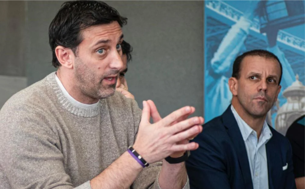 La dirigencia decidió no negociar con entrenadores que tengan contrato.