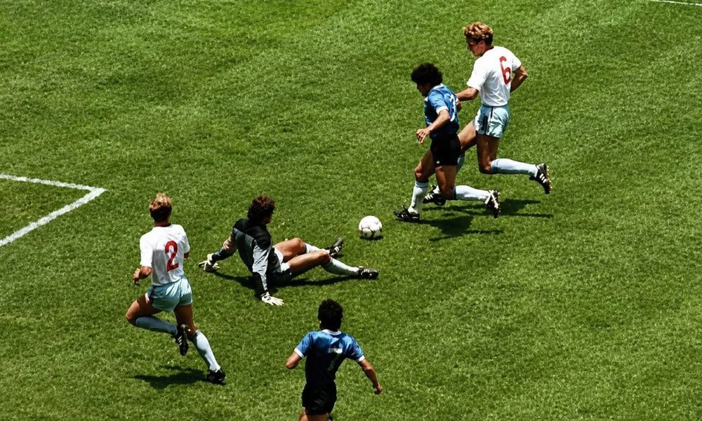Segundo gol de Maradona a Inglaterra. Foto Olé mejorada con IA