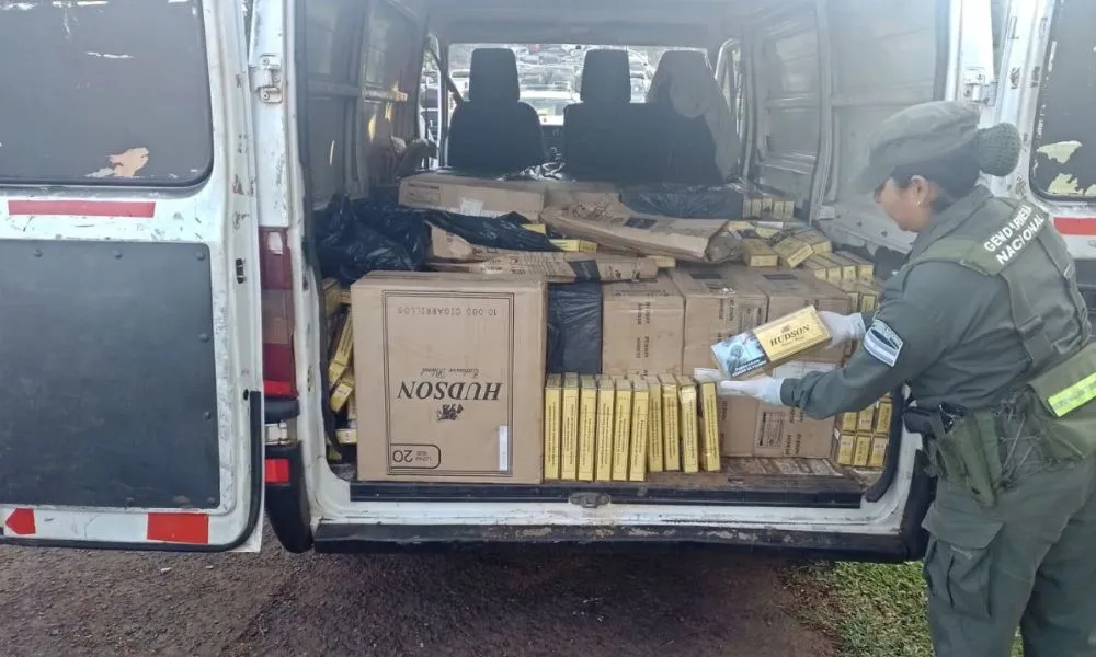 Incautan dos vehículos con 50 mil atados de cigarrillos