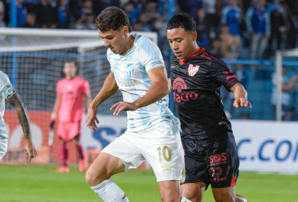 Instituto reaccionó, pero lo perdió sobre el final en su visita a Atlético Tucumán