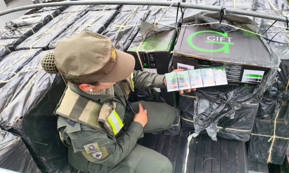 Detectan un camión con 250 mil atados de cigarrillos ocultos entre hierros