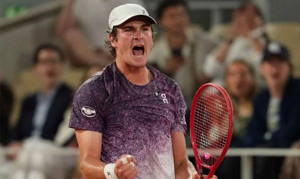 La clasificación de Fonseca a los cuartos de final de Roland Garros quedó atravesada por una acción discutida.