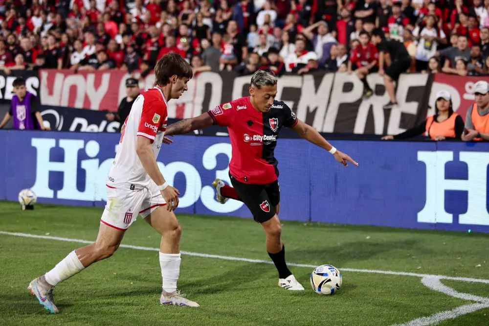 Estudiantes lo ganaba con un gol de Meza. El remate fue potente y preciso.