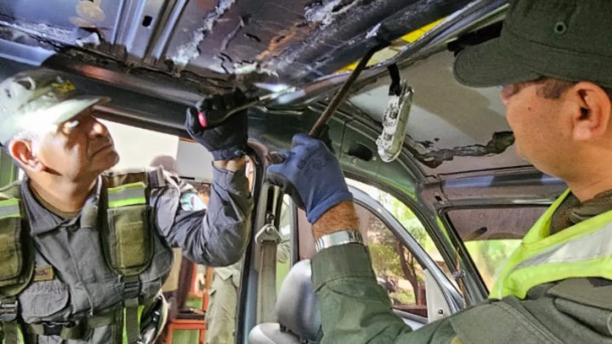 Gendarmes desarmando el techo de la camioneta