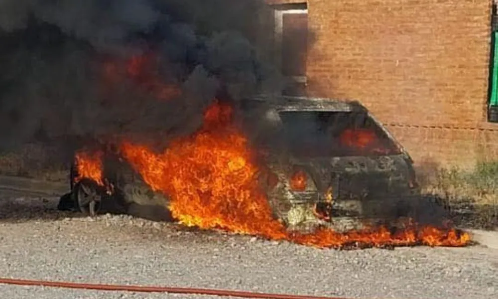 Se incendio un vehículo estacionado en Playa Unión