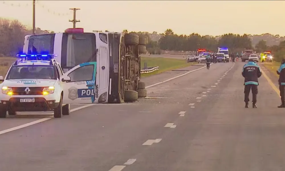 Volcó un colectivo con 49 pasajeros en ruta 2