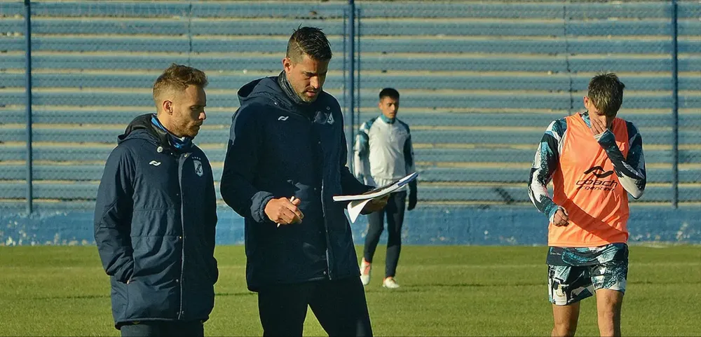 El equipo de Emanuel Trípodi. buscará cortar su mal momento en el Raúl Conti