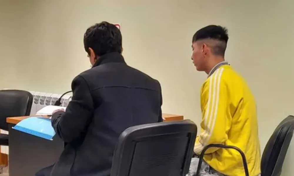Joven en la audiencia judicial