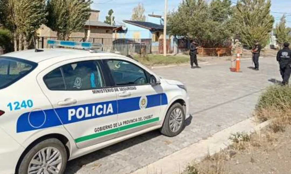 Investiga una muerte a tiros dentro de una casa