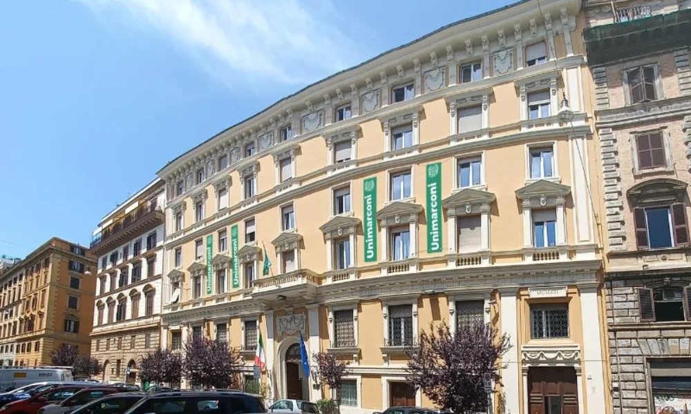 Incluye desde cursos breves hasta carreras de grado y programas de doctorado.