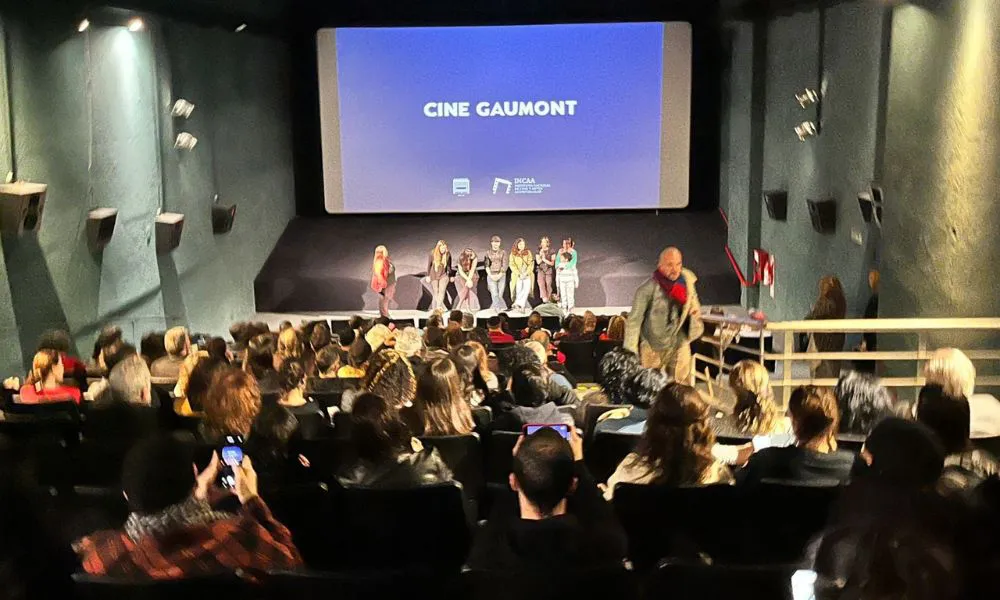 Cómo dos extraños estreno en Buenos Aires