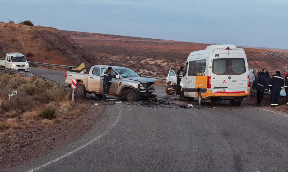 El impacto involucró a tres vehículos y obligó a desplegar un operativo de emergencia.