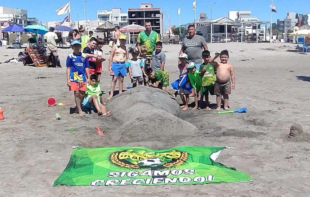 GRAN ESCULTURA DE LOS CHICOS DE MARACANA EN LA PLAYA