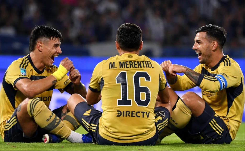 Celebración en la cancha nocturna