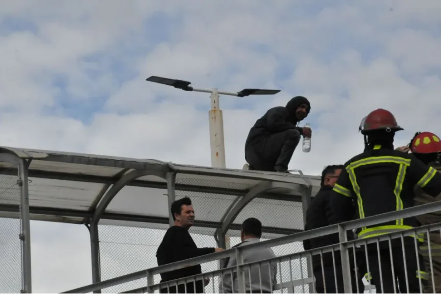 intentó arrojarse de un puente