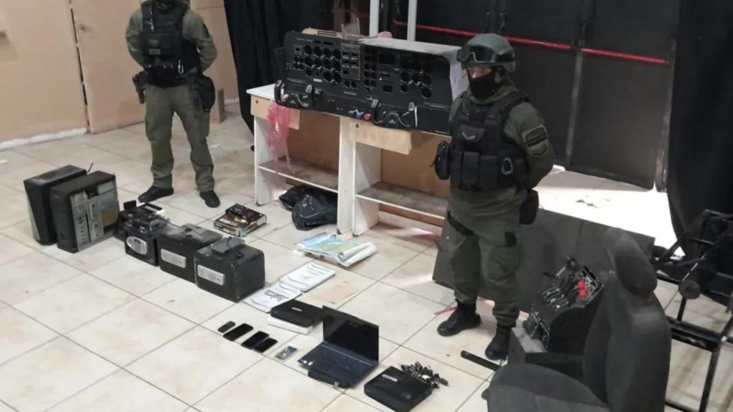 Allanamientos y secuestro de equipos de comunicación de una banda narco