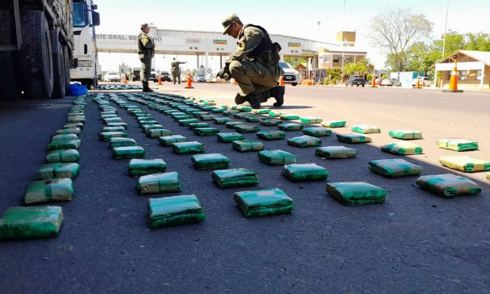 Ocultaban 129 kilos de hojas de coca en la cabina de dos camiones en Chaco