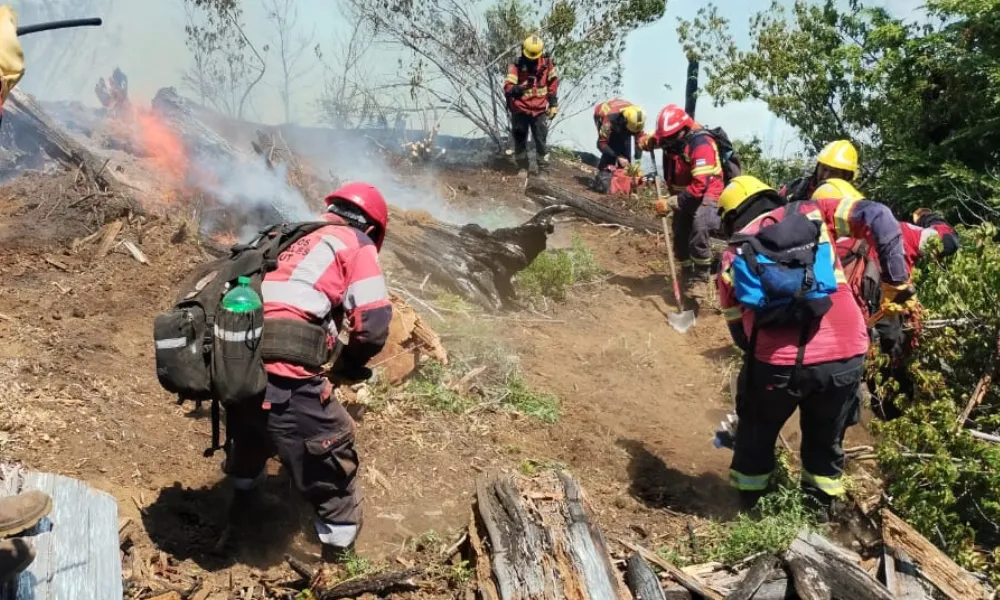 Incendio en El Turbio brigadistas