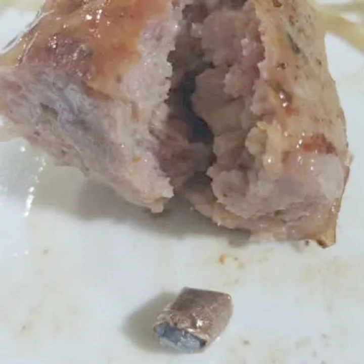 Pedazos de una bala adentro de un chorizo