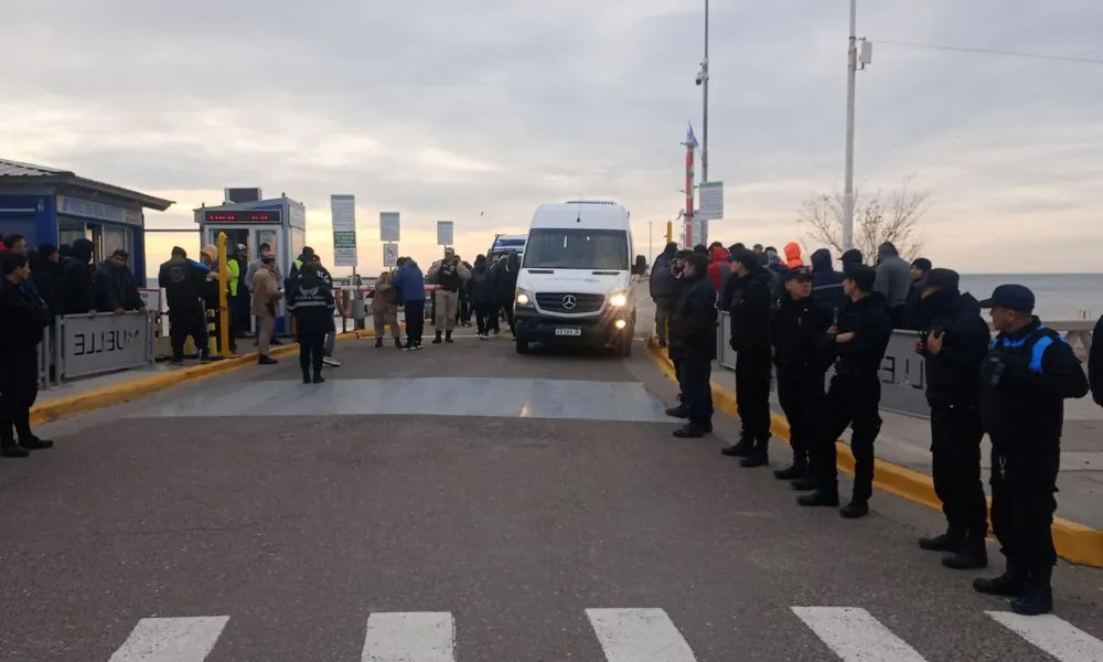 Marineros embarcan en Madryn bajo protesta