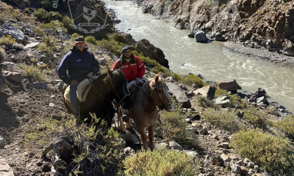 Policias asisten en la cordillera