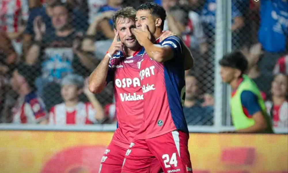 La expulsión en el primer tiempo cambió el partido y abrió el camino para una noche tranquila