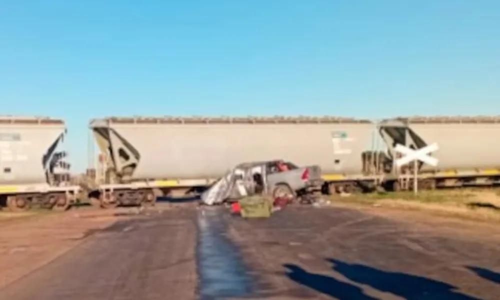Camioneta embestida por un tren de cargas