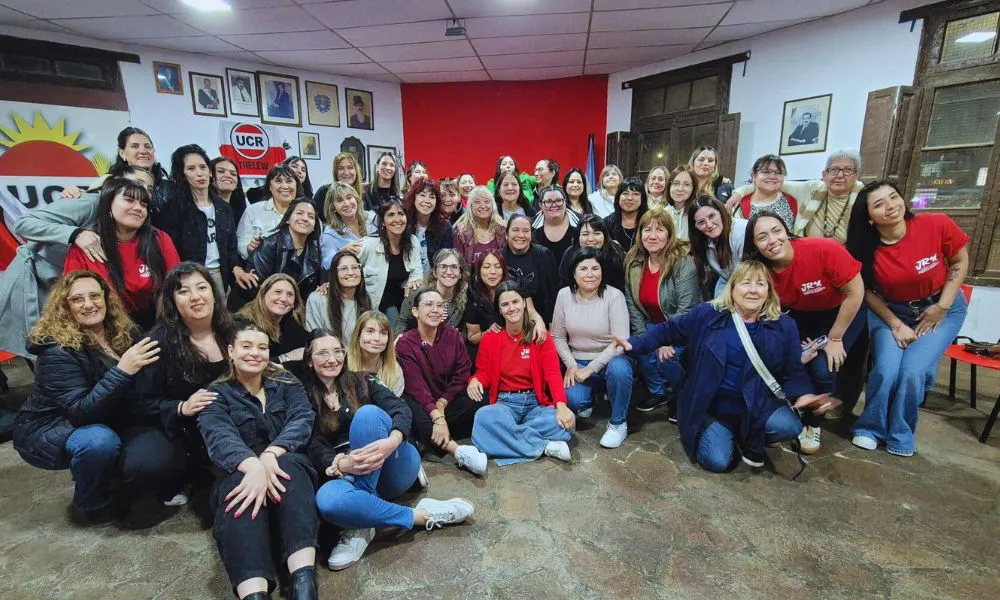 Florencia Rossi junto a mujeres radicales