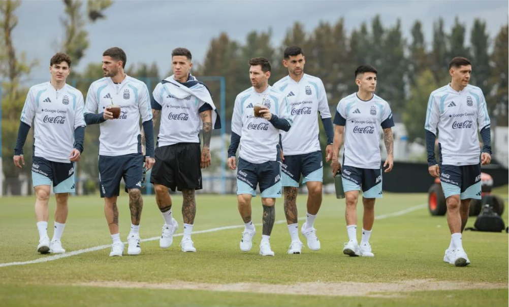 La Selección cambió esquemas, intérpretes y hasta el dueño de la camiseta 10.
