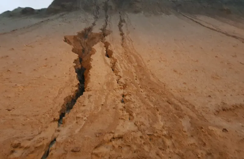 Grietas por las lluvias en el Cerro Chenque