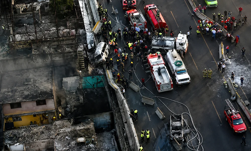 El operativo permanecía activo luego de que el incendio afectara también un restaurante ubicado junto al lugar del siniestro.