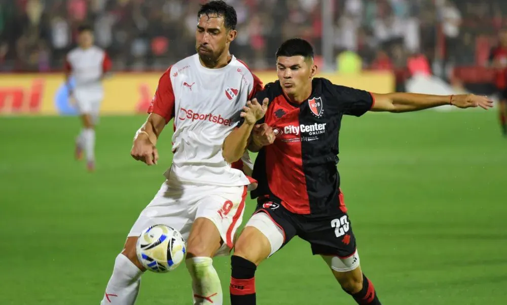 En Rosario, el partido terminó 1-1 con goles de Ávalos y Hoyos