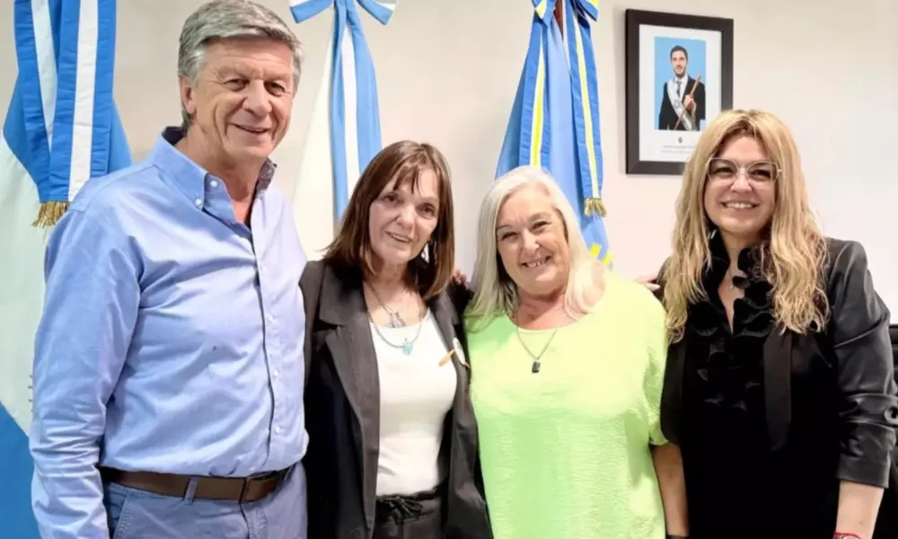 Autoridades y Gabriela Covelli