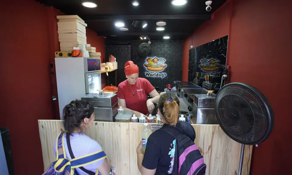 Vende panchos para pagar una deuda al ARCA Foto Juan Pablo Chaves TN