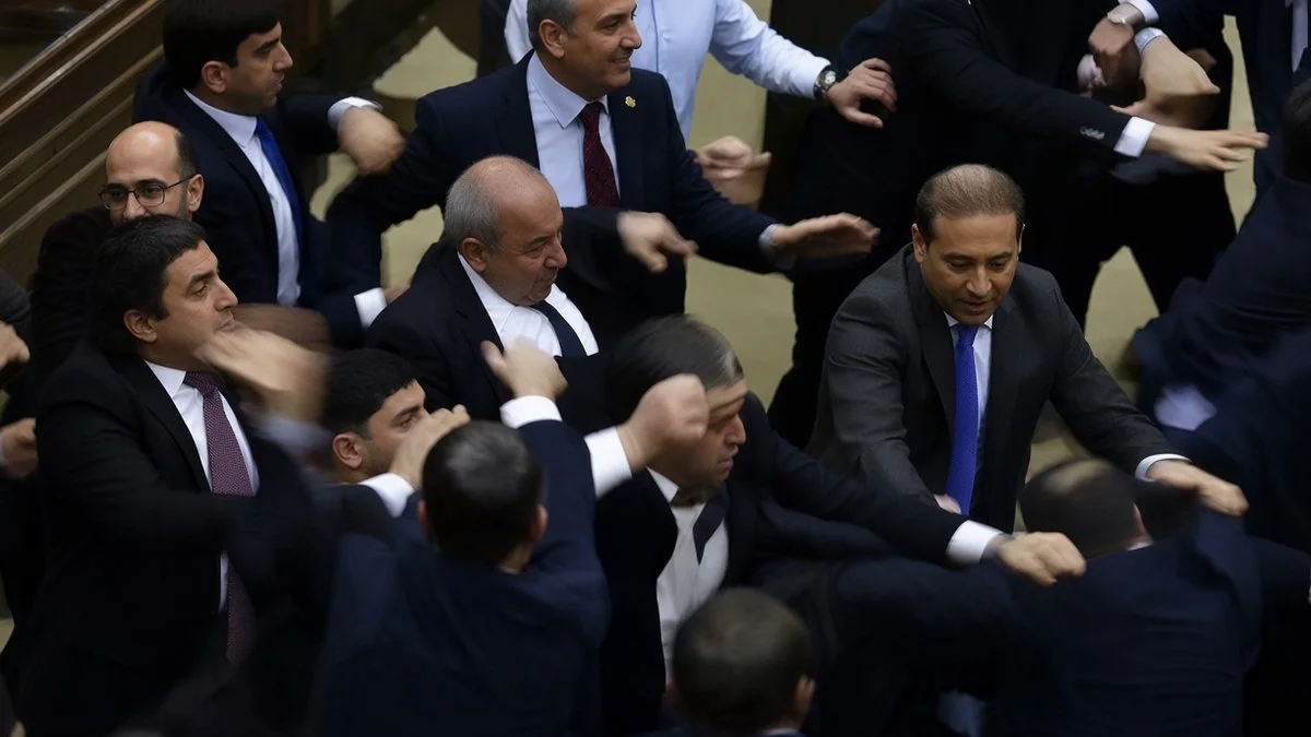 Legisladores del Parlamento de Armenia se pelearon a las piñas.