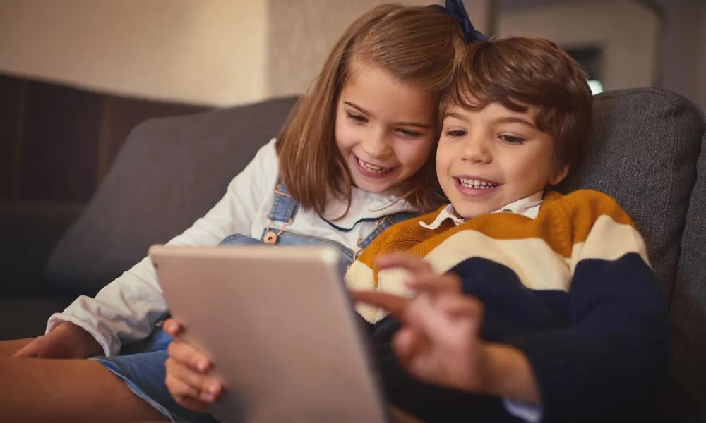 Niños usando una tablet. Foto Freepik