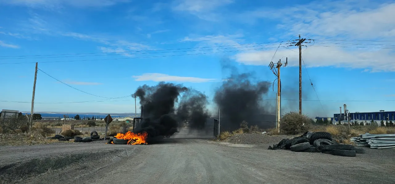 Trabajadores de Doble Trocha en protesta por despidos