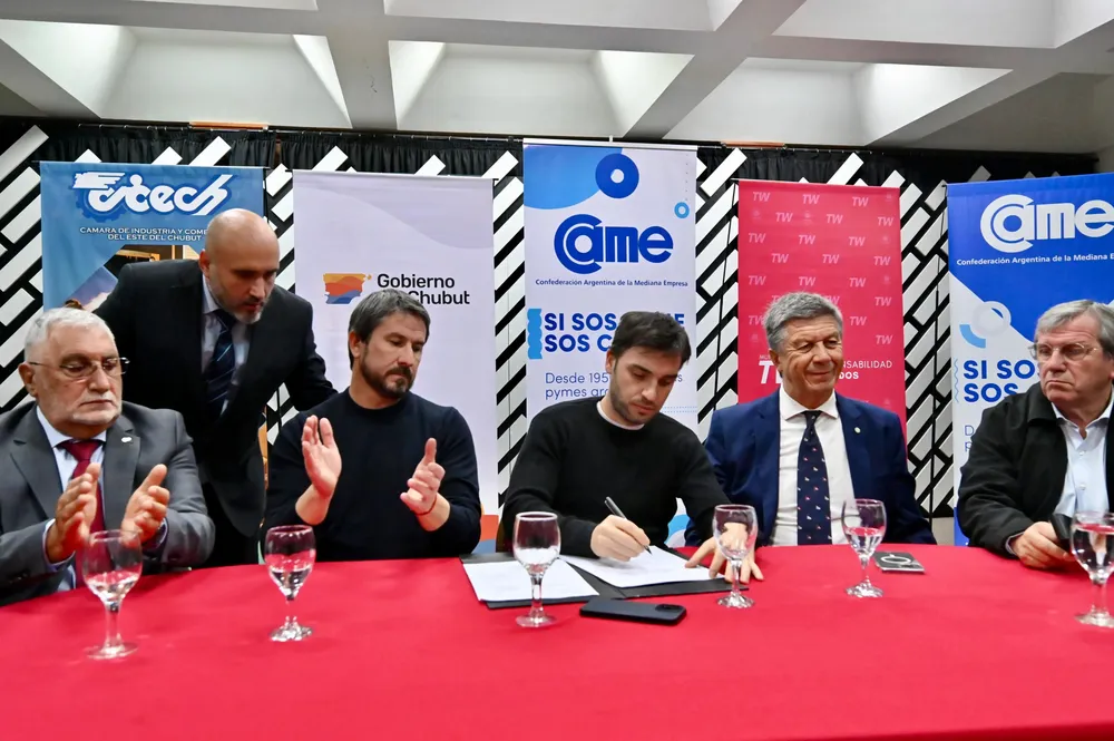 Torres firmo la creación de un Centro Comercial a Cielo Abierto en Trelew