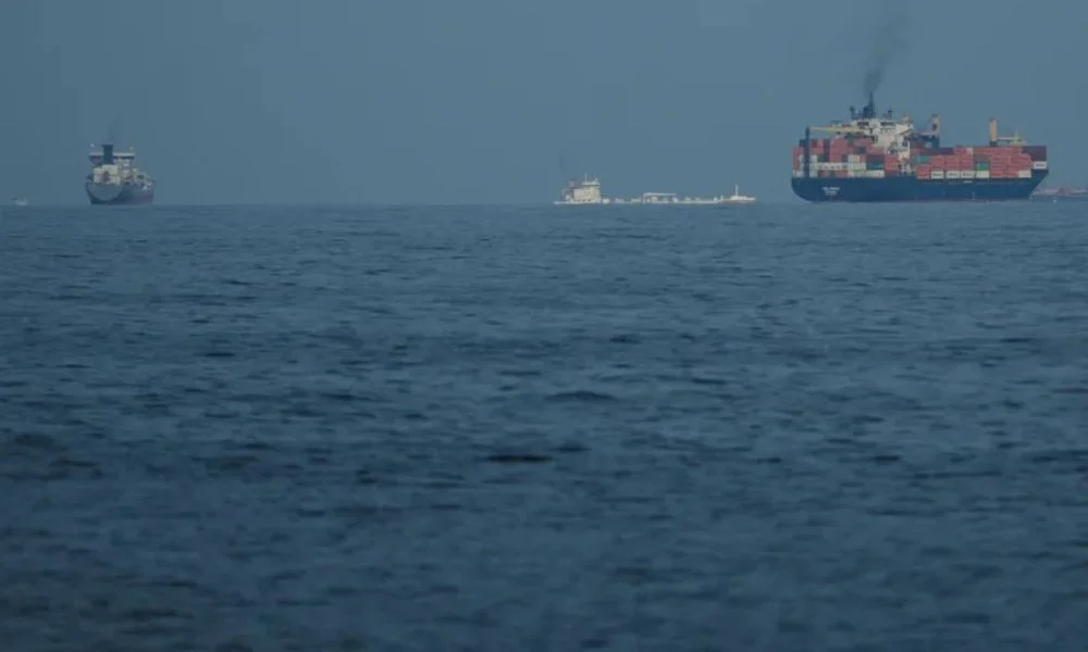 Buques esperan en el estrecho de Ormuz. Foto Altaf Qadri/AP/CNN en Español