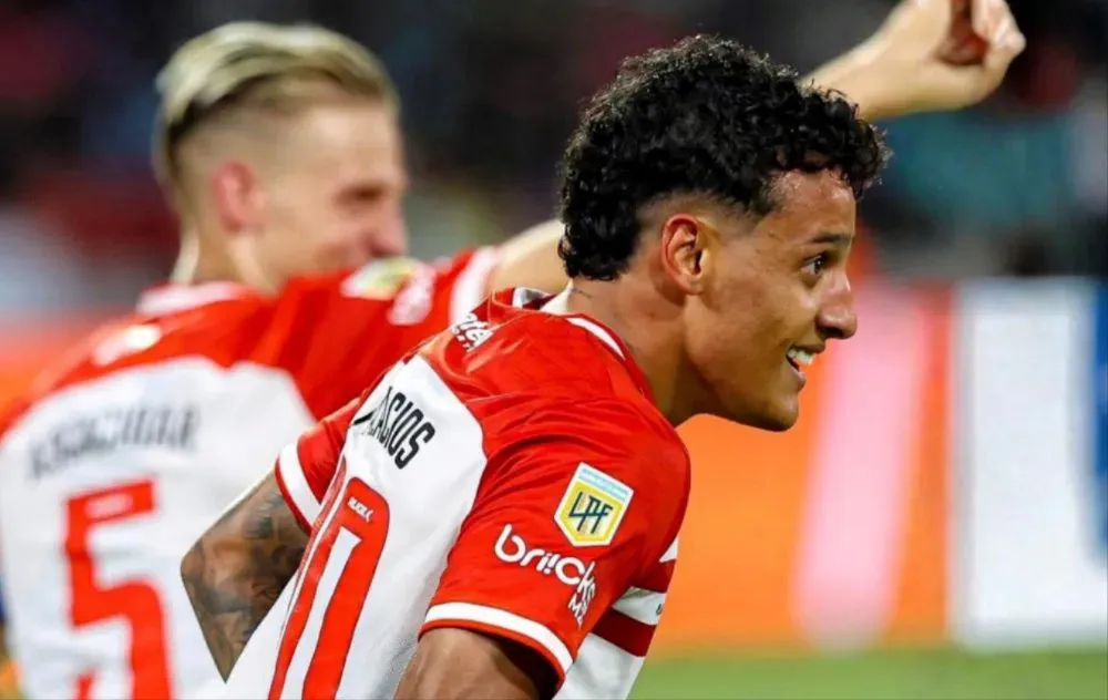 Estudiantes consiguió un triunfo intenso en Santiago del Estero y se metió entre los cuatro