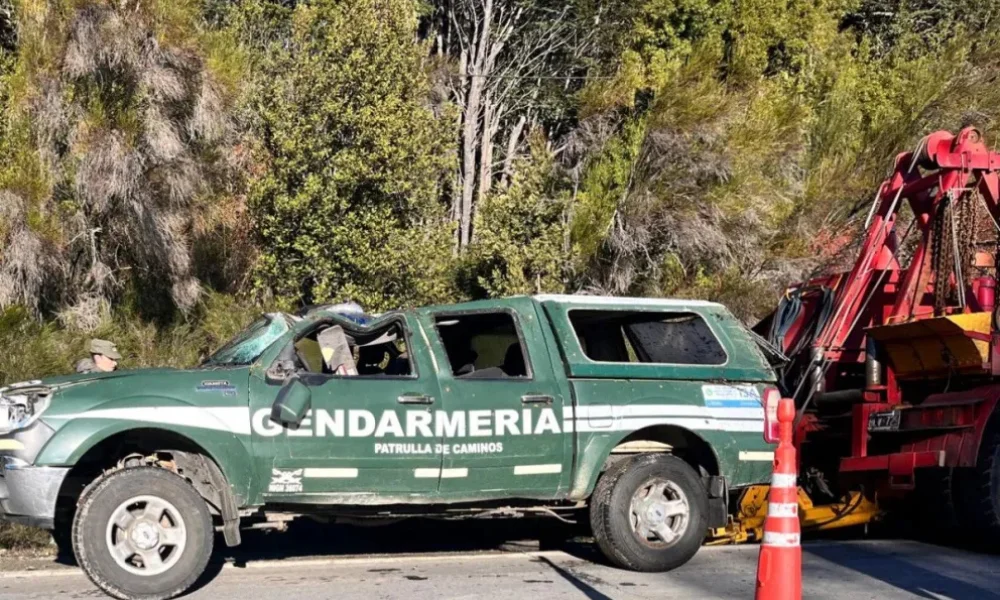 Camioneta de Gendarmería volcada