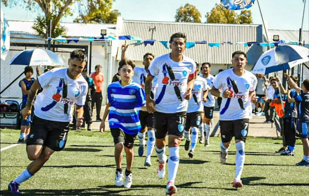 Con una goleada contundente ante Camioneros de Caleta Olivia