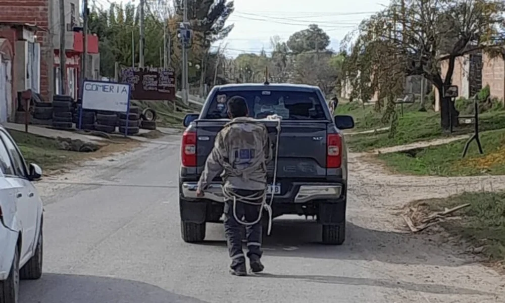 Lo ató a una Ford Ranger y comenzó a arrastrarlo por varias cuadras de la ciudad.