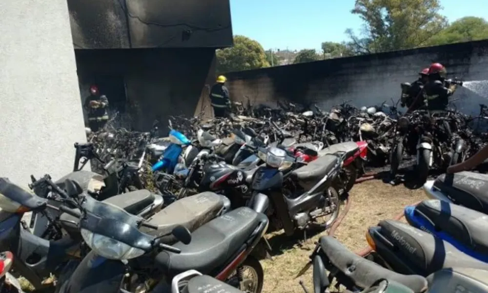 Incendio en depósito de motos