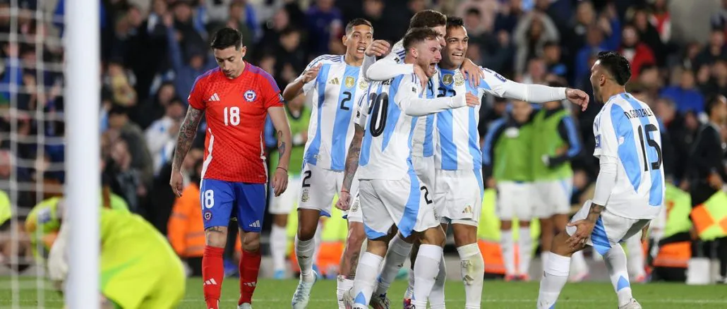 Argentina visita a una selección chilena hundida en dudas. El regreso de Messi marca la previa del partido en Santiago.
