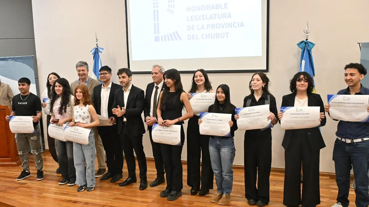 Entrega de becas en la Legislatura