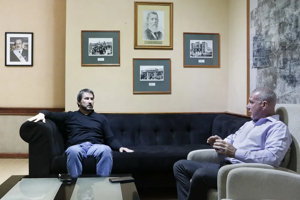 Gerardo Merino recibio a Dario James