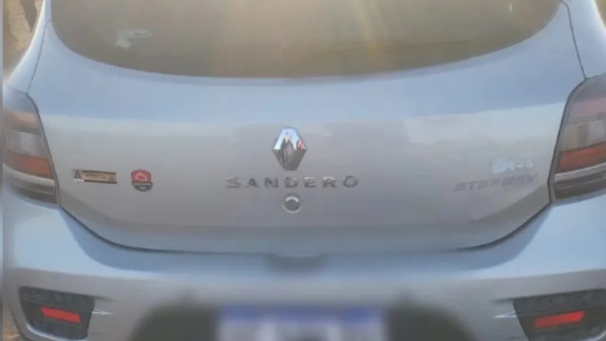 Renault Sandero hallado en la ruta N° 3
