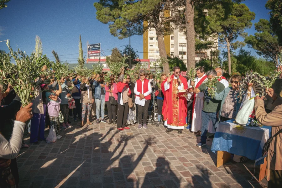 CON LA PRESENCIA DE LA VIRGEN MALVINERA, RAWSON INICIÓ LA SEMANA SANTA CON LA PROCESIÓN Y MISA DE RAMOS