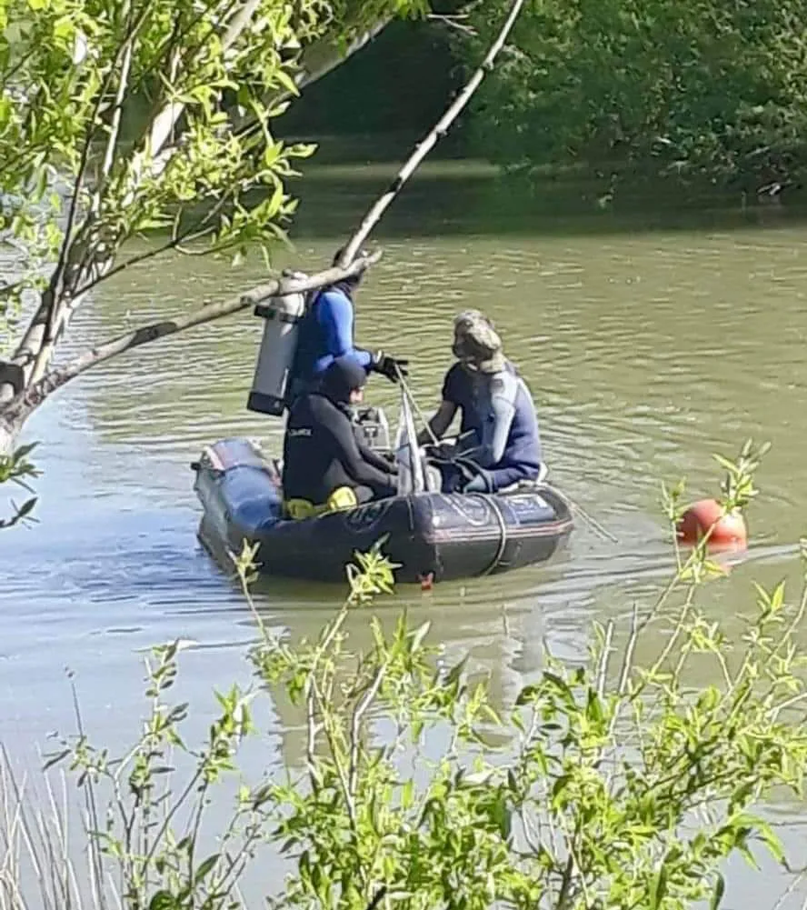 Buscan intensamente a un joven en el río Chubut. FM Bahía Engaño